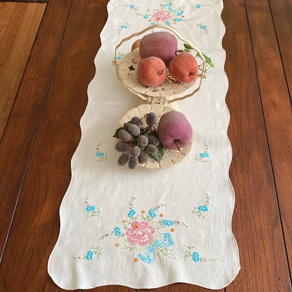 VTG Hand Embroidered Linen Table Runner - Picture 6 of 9